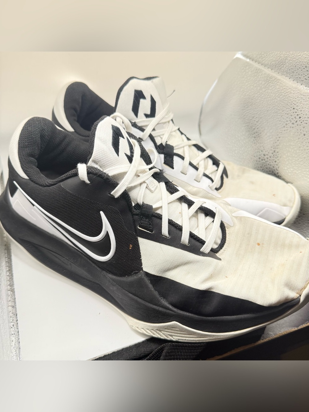 Nike Menโs Black and White Low-Top Athletic Sneakers